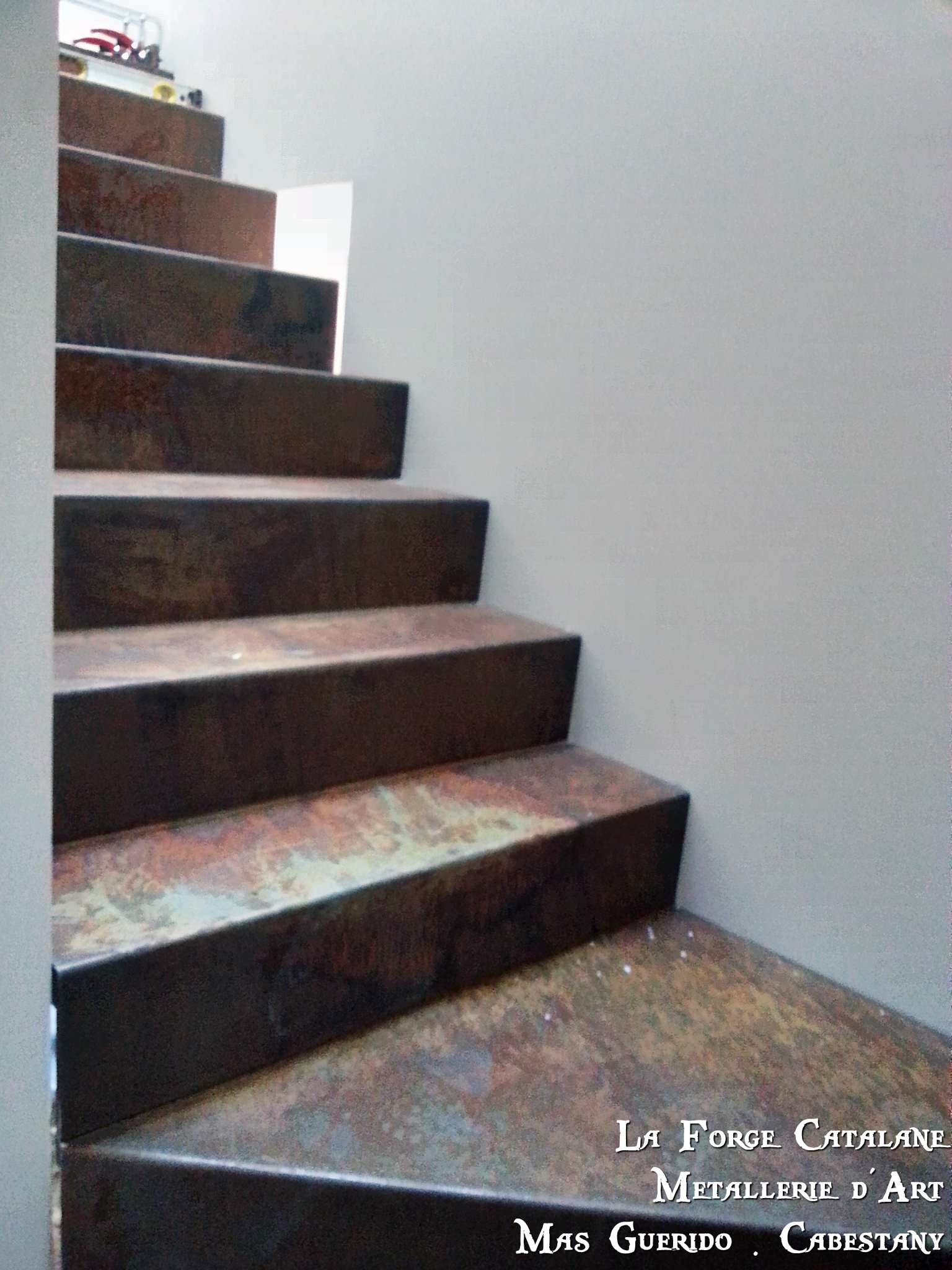 Escalier marches suspendues sans limons apparents 9 forge catalane.jpg
